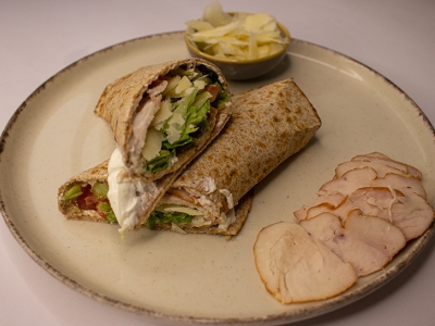 Integralna tortilja sa dimljenom piletinom
